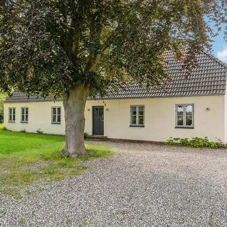5 Bedroom Cozy In N *