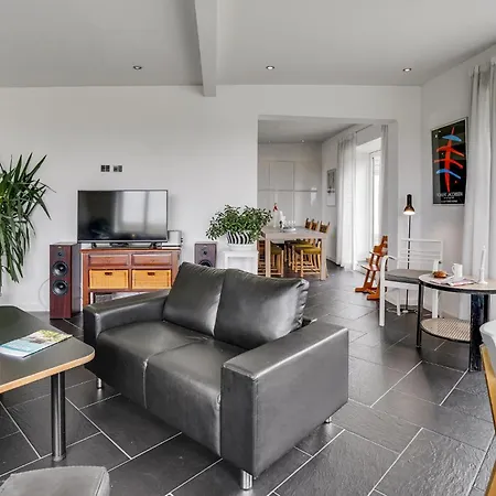 5 Bedroom Cozy In N 別荘